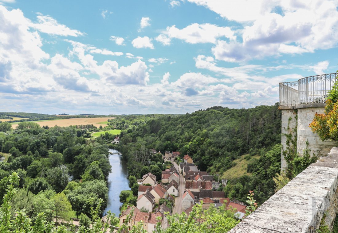 En Bourgogne, non loin de Vézelay, un château en bord de falaise surplombant l’Yonne - photo  n°5